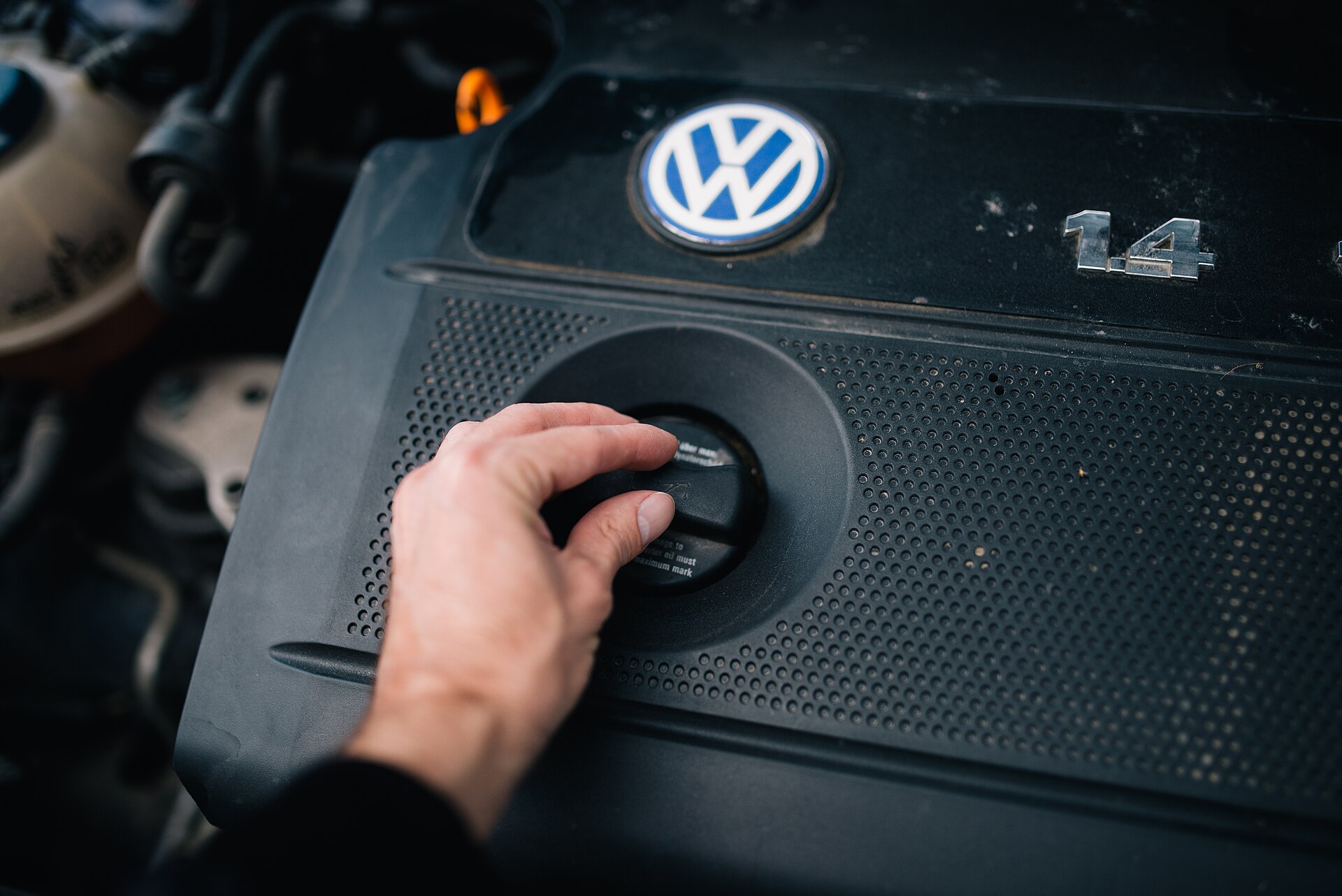 Mechaniker prüft den Ölstand eines Motors in der Werkstatt