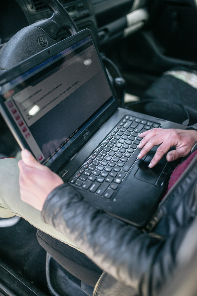 Mechaniker mit Laptop bei der Fahrzeugdiagnose